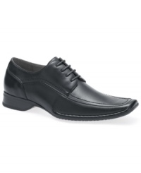 Didn't think you could top a classic? Think again. These smooth, sleek oxford men's dress shoes feature tonal stitching and an intricate moc toe, making them a must-have pair for the modern man. Didn't think you could top a classic? Think again. These smooth, sleek oxford men's dress shoes feature tonal stitching and an intricate moc toe, making them a must-have pair for the modern man.
