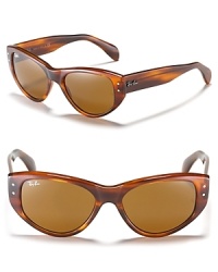 Emanate old hollywood style in Ray-Ban's cat eye sunglasses with signature logo at temples.