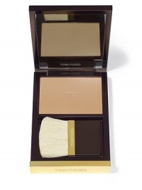 Set your sexy, glamorous Tom Ford look with this aero-light formula, made with superfine powders that individually adhere to the skin. It perfectly sets makeup with a sheer, shine-free finish that lasts all day. It disperses light to create a soft blur effect over the face, helping to diminish imperfections. Custom applicator brush included.