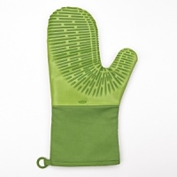 This colorful silicone oven mitt can be used for left or right handers. It also protects your wrist and forearm. It has a ribbed design for flexibility and dexterity. It can withstand a 600 degree Fahrenheit heat, flame and steam. The quilted fabric liner further insulates and prevents sweating and is easy to store or hang using the silicone loop or embedded magnet. This colorful silicone oven mitt can be used for left or right handers. It also protects your wrist and forearm. It has a ribbed design for flexibility and dexterity. It can withstand a 600 degree Fahrenheit heat, flame and steam. The quilted fabric liner further insulates and prevents sweating and is easy to store or hang using the silicone loop or embedded magnet.
