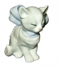 Nao Kitty Present Porcelain Figurine Nao Kitty Present Porcelain Figurine