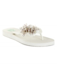 Don't be afraid to get girly. The floral detail on these Coria thong sandals by R2 put an über-feminine touch on the traditional flip flop. Don't be afraid to get girly. The floral detail on these Coria thong sandals by R2 put an über-feminine touch on the traditional flip flop.
