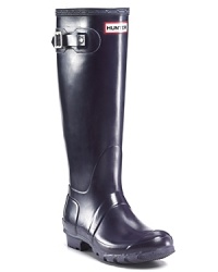 Hunter original rubber rain boots have the legendary Hunter fit and comfort and are perfect for a rainy day. Hunter original rubber rain boots have the legendary Hunter fit and comfort and are perfect for a rainy day.