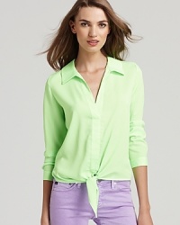 Brighten up your essentials lineup with this eye-catching Vintage Havana top, complete with a chic tie at the hem. Brighten up your essentials lineup with this eye-catching Vintage Havana top, complete with a chic tie at the hem.