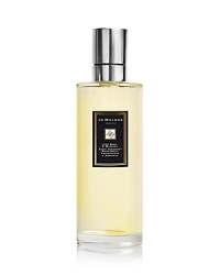 Spritz the zestiness. Peppery basil and aromatic white thyme bring an unexpected twist to the scent of limes. Instantly refreshing. Spritz the zestiness. Peppery basil and aromatic white thyme bring an unexpected twist to the scent of limes. Instantly refreshing.