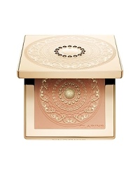 A silky, fine, lightweight compact powder. Universal shade for every skin tone delivers an even, luminous complexion. A silky, fine, lightweight compact powder. Universal shade for every skin tone delivers an even, luminous complexion.