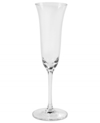 As a perfect complement to her elegant dinnerware, renowned bridal designer Vera Wang and Wedgwood have created stemware inspired by the simple curves of a tulip. The Classic pattern sits on a slender ringed pedestal and offers breathtaking purity of form. Flute shown far right. As a perfect complement to her elegant dinnerware, renowned bridal designer Vera Wang and Wedgwood have created stemware inspired by the simple curves of a tulip. The Classic pattern sits on a slender ringed pedestal and offers breathtaking purity of form. Flute shown far right.