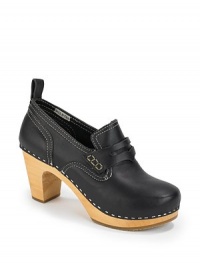 THE LOOKRound toeCoin keeper strapContrast topstitchingStaple detailingLogo-embossed back tabWooden heel, 3 (75mm)Wooden platform, ½ (15mm)Compares to a 2½ heel (65mm)THE MATERIALNatural grain leather upperLeather lining Rubber soleORIGINHand-made in SwedenOUR FIT MODEL RECOMMENDS ordering true whole size; ½ sizes should order the next whole size up. THE LOOKRound toeCoin keeper strapContrast topstitchingStaple detailingLogo-embossed back tabWooden heel, 3 (75mm)Wooden platform, ½ (15mm)Compares to a 2½ heel (65mm)THE MATERIALNatural grain leather upperLeather lining Rubber soleORIGINHand-made in SwedenOUR FIT MODEL RECOMMENDS ordering true whole size; ½ sizes should order the next whole size up.