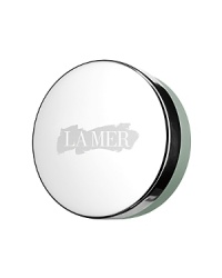 La Mer The Lip Balm infuses a potent concentration of the original Miracle Broth™ with marine extracts, botanicals and vitamins to regenerate the delicate lip skin. This luxurious emulsion works on contact to soften roughness, relieve dryness and flaking and help heal seriously dry lips. A patented Lip Lipid Complex delivers moisture. An essential protein found in the arctic protects against extreme conditions of heat and cold. Cool, refreshing mint comforts and enhances. La Mer The Lip Balm infuses a potent concentration of the original Miracle Broth™ with marine extracts, botanicals and vitamins to regenerate the delicate lip skin. This luxurious emulsion works on contact to soften roughness, relieve dryness and flaking and help heal seriously dry lips. A patented Lip Lipid Complex delivers moisture. An essential protein found in the arctic protects against extreme conditions of heat and cold. Cool, refreshing mint comforts and enhances.