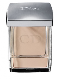 An ultra-light water-based creme-gel compact foundation that melts onto the skin and transforms into a soft powder to offer a satiny finish and velvety softness. An ultra-light water-based creme-gel compact foundation that melts onto the skin and transforms into a soft powder to offer a satiny finish and velvety softness.