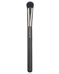 An extra large paddle-shaped brush with fluffed, rounded tip. Of soft natural fibre, this brush is versatile in function and can be used on either the face or eye. Use for applying, blending or highlighting any powder-based products.