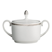 Silver Aster is an updated platinum banded pattern, with an iconic feathering detail. The pattern is a perfect blend of Wedgwood heritage and a contemporary design. Silver Aster is an updated platinum banded pattern, with an iconic feathering detail. The pattern is a perfect blend of Wedgwood heritage and a contemporary design.