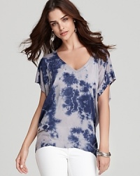 A dramatic high/low hem and splashy tie-dye print make this Splendid tee a new-season must-have. A dramatic high/low hem and splashy tie-dye print make this Splendid tee a new-season must-have.