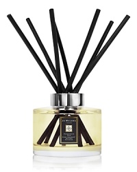 Deliciously scented with the ruby-rich juices of fruits, spiked with pink pepper and spicy woods. Enigmatic. Deliciously scented with the ruby-rich juices of fruits, spiked with pink pepper and spicy woods. Enigmatic.