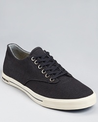 The simple, understated design of these sneakers makes them easy to pair with all sorts of styles from your casual cool wardrobe. The simple, understated design of these sneakers makes them easy to pair with all sorts of styles from your casual cool wardrobe.