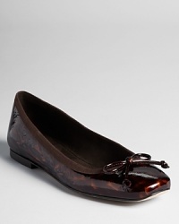 The square toe is back, and we're not at all surprised that Stuart Weitzman is on top of the trend. The Shoestring flats boast a feminine bow atop slick patent leather. The square toe is back, and we're not at all surprised that Stuart Weitzman is on top of the trend. The Shoestring flats boast a feminine bow atop slick patent leather.