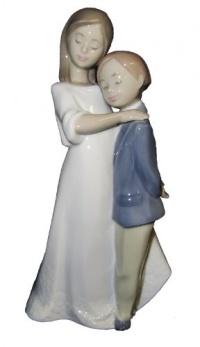 Nao by Lladro #1568, Sisterly Love Nao by Lladro #1568, Sisterly Love