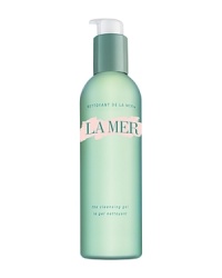 The Cleansing Gel derives its remarkable cleansing power from magnetized tourmaline and La Mer's exclusive Deconstructed Waters™. These positively charged waters enable it to thoroughly, yet tranquilly draw dirt, debris, makeup and pollutants out and away from the skin without harsh rubbing. Formulated with ingredients essential to maintaining skin's delicate moisture barrier. Suitable for normal to oily skin. Oil-free. The Cleansing Gel derives its remarkable cleansing power from magnetized tourmaline and La Mer's exclusive Deconstructed Waters™. These positively charged waters enable it to thoroughly, yet tranquilly draw dirt, debris, makeup and pollutants out and away from the skin without harsh rubbing. Formulated with ingredients essential to maintaining skin's delicate moisture barrier. Suitable for normal to oily skin. Oil-free.