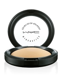 A luxurious domed face powder with minerals, slowly baked to provide a dimensional yet natural-matte finish. Provides perfect low coverage. Use to set and fix foundation or as a touch-up throughout the day. A luxurious domed face powder with minerals, slowly baked to provide a dimensional yet natural-matte finish. Provides perfect low coverage. Use to set and fix foundation or as a touch-up throughout the day.