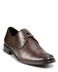 This handsome dress shoe plays the field with more pronounced stitching details and a peace sign logo at the side heel. This handsome dress shoe plays the field with more pronounced stitching details and a peace sign logo at the side heel.