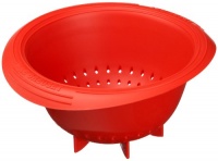 Le Creuset Silicone 1-Quart Berry Colander, Cherry Le Creuset Silicone 1-Quart Berry Colander, Cherry