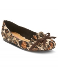 Fab fabrics make these flats stand out from the crowd. Pink and Papper's Baxter flats are polished perfectly with a pretty decorative tie on the toe. Fab fabrics make these flats stand out from the crowd. Pink and Papper's Baxter flats are polished perfectly with a pretty decorative tie on the toe.