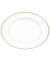 Serve with the impeccable style of Vera Wang. This serving platter shines with a textured band of golden grosgrain along the edge. Perfect for side dishes or smaller main courses.