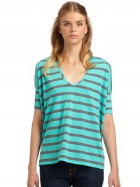 THE LOOKAllover stripe printBanded elbow length sleevesTHE FITAbout 24 from shoulder to hemTHE MATERIAL31% cotton/6% organic cotton/44% polyester/6% recycled polyester/13% rayonCARE & ORIGINMachine washImportedModel shown is 5'10 (177cm) wearing US size Small. THE LOOKAllover stripe printBanded elbow length sleevesTHE FITAbout 24 from shoulder to hemTHE MATERIAL31% cotton/6% organic cotton/44% polyester/6% recycled polyester/13% rayonCARE & ORIGINMachine washImportedModel shown is 5'10 (177cm) wearing US size Small.