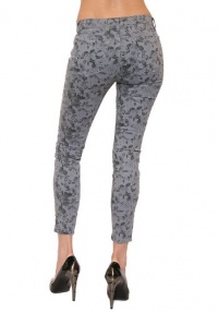 J Brand Mid Rise Capri Jean in Heaven Mini Floral Size 25 J Brand Mid Rise Capri Jean in Heaven Mini Floral Size 25