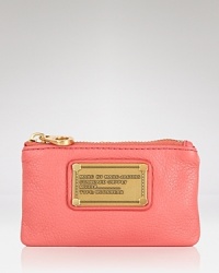 Crafted from leather with a logo plaque, this key pouch from MARC BY MARC JACOBS is a mini statement piece.
