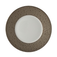 A regal band of platinum brings patterned texture to this alluring dinner plate, an elegant and modern take on a classic design that's perfect for your fine table setting. A regal band of platinum brings patterned texture to this alluring dinner plate, an elegant and modern take on a classic design that's perfect for your fine table setting.