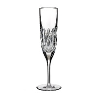 A toast to the tapered silhouette and elongated stem of this opulent Waterford flute. Signature crystal cuts radiate light beautifully for an elegant addition to fine dining occasions.