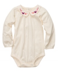 She'll look angelic in this dainty, Peter Pan collared bodysuit from Osh Kosh. She'll look angelic in this dainty, Peter Pan collared bodysuit from Osh Kosh.