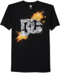With an exploding logo, this shirt from DC Shoes makes an instant impression in your casual wardrobe. With an exploding logo, this shirt from DC Shoes makes an instant impression in your casual wardrobe.