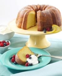 Based on the original Bundt design founded by Nordicware in 1950, this nonstick cake pan is a classic piece that deserves a place in every kitchen. 10-year warranty.