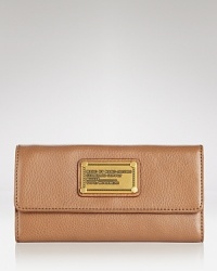 Rich leather is dressed up with a bold logo-stamped plaque in this utility chic wallet from MARC BY MARC JACOBS. Rich leather is dressed up with a bold logo-stamped plaque in this utility chic wallet from MARC BY MARC JACOBS.