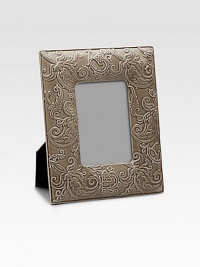 White printed leather, finished with gold padding for a truly elegant effect.Accomodates a 4.5 X 6.5 photograph9 X 11 X 0.79LeatherMade in Italy White printed leather, finished with gold padding for a truly elegant effect.Accomodates a 4.5 X 6.5 photograph9 X 11 X 0.79LeatherMade in Italy
