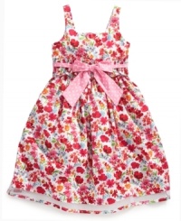 Give her the lovely look she wants with the beautiful bouquet of flowers on this floral dress from Jayne Copeland. Give her the lovely look she wants with the beautiful bouquet of flowers on this floral dress from Jayne Copeland.