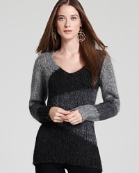 Bohemian ease meets city chic as abstract color blocking infuses an effortless Eileen Fisher Petites tunic with sophisticated edge. Bohemian ease meets city chic as abstract color blocking infuses an effortless Eileen Fisher Petites tunic with sophisticated edge.