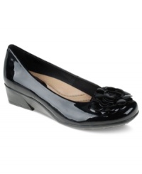 Pretty flats with pretty flower petal detail. The Brushcherry flats by Earth feature a padded heel, latex arch support and a leather lining for a look that's just as comfy as it is stylish. Pretty flats with pretty flower petal detail. The Brushcherry flats by Earth feature a padded heel, latex arch support and a leather lining for a look that's just as comfy as it is stylish.
