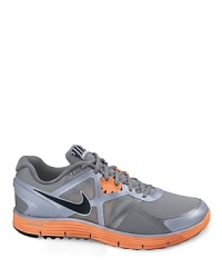 These casual Nike sneakers provide adaptive support and a plush Lunarlon cushioning system with a bottomless carrier construction and the Dynamic Support platform.