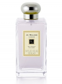 Composed of seven types of roses from around the world, this surprisingly clean, voluptuous scent has a heart of crushed violet leaves with hints of lemon and spearmint. Composed of seven types of roses from around the world, this surprisingly clean, voluptuous scent has a heart of crushed violet leaves with hints of lemon and spearmint.