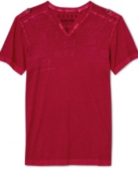 A distressed style at the neck and shoulders, this Gunnarson slit-neck t-shirt from Guess gives your look a laid-back touch. A distressed style at the neck and shoulders, this Gunnarson slit-neck t-shirt from Guess gives your look a laid-back touch.