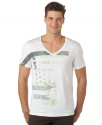 It comes standard. Expect comfort and cool casual style every time you're wearing this graphic t-shirt from Calvin Klein Jeans. It comes standard. Expect comfort and cool casual style every time you're wearing this graphic t-shirt from Calvin Klein Jeans.