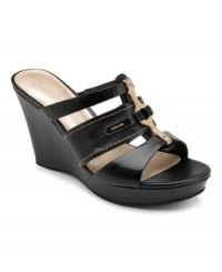 Give your casual looks a welcome boost with the polished Locklyn sandals by Rockport. A metal link runs the length of the vamp and mirrors the angle of the wearable wedge heel. Give your casual looks a welcome boost with the polished Locklyn sandals by Rockport. A metal link runs the length of the vamp and mirrors the angle of the wearable wedge heel.