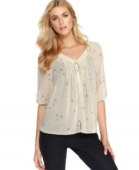 Master ethereal style in this top from Kensie, where a soft, leaf-print blooms over gauzy chiffon! Master ethereal style in this top from Kensie, where a soft, leaf-print blooms over gauzy chiffon!