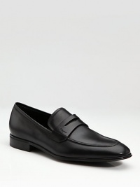 A timeless classic for work and beyond, crafted in Italy from premier calfskin leather. Leather lining Padded insole Rubber sole Made in Italy A timeless classic for work and beyond, crafted in Italy from premier calfskin leather. Leather lining Padded insole Rubber sole Made in Italy