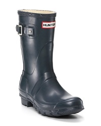 Short rubber rain boots with a legendary Hunter fit and comfort. Short rubber rain boots with a legendary Hunter fit and comfort.
