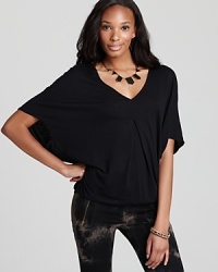 The billowy silhouette of this Michael Stars tee drapes gorgeously on the frame for laid-back elegance. The billowy silhouette of this Michael Stars tee drapes gorgeously on the frame for laid-back elegance.