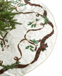 A beautiful tree from the bottom, up! This machine washable tree skirt from the Lenox Holiday Nouveau collection features a classic holly and ribbon motif on a graceful ivory ground.